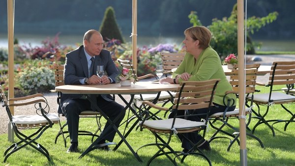 Merkel y Putin en el palacio de Mesenberg en las afueras de Berlín (Reuters)