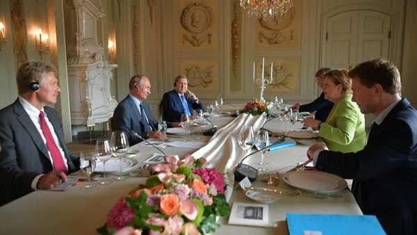Impágenes de Vladímir Putin y Angela Merkel en el palacio de Mesenberg (Reuters)