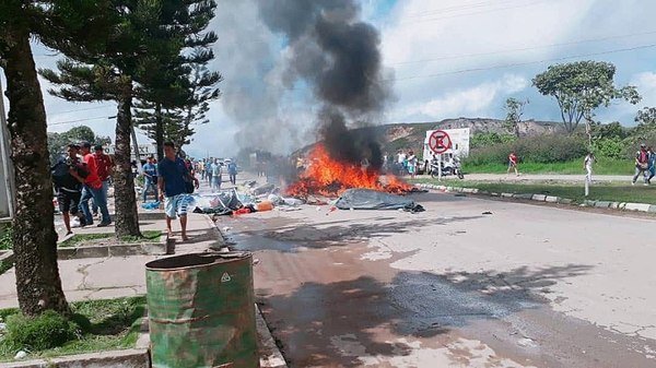 Los manifestantes quemaron sus objetos personales y las tiendas de campaña en las que dormían los migrantes, informaron fuentes oficiales. (EFE/Geraldo Maia)