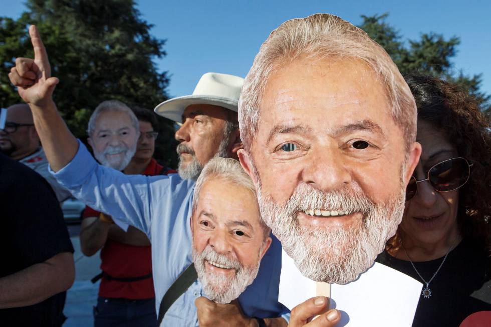 Brasileños residentes en Ginebra (Suiza) se manifiestan el miércoles a favor de la candidatura de Lula. 