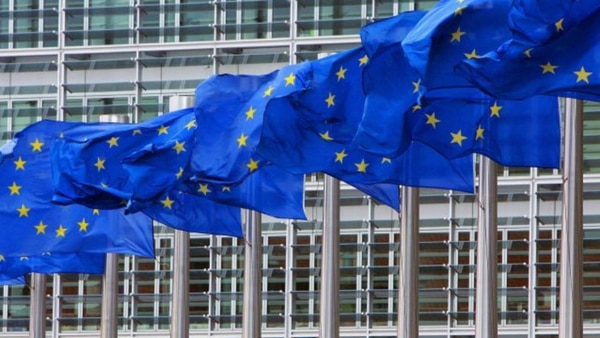 Banderas de la Unión Europea frente al Parlamento de Bruselas (Reuters)
