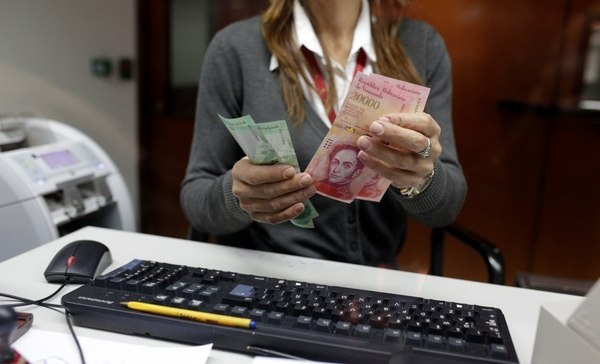 Maduro ya había introducido billetes de alta denominación, pero la inflación obligó a más cambios (Reuters)