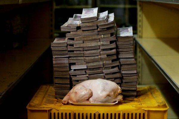 Para comprar un pollo de 2,4 kilos, se necesitaba una montaña de dinero, lo que también generó una escasez de billetes (Reuters)