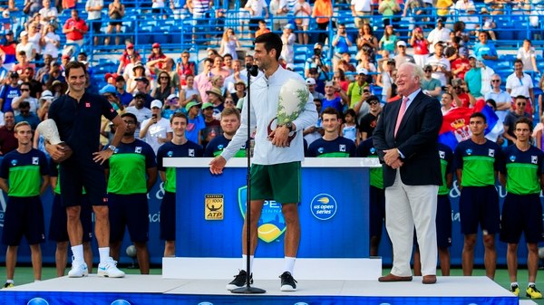Novak Djokovic posa con el trofeo de campeón del Masters 1000 de Cincinnati que conquistó tras vencer en la final al suizo Roger Federer (EFE)