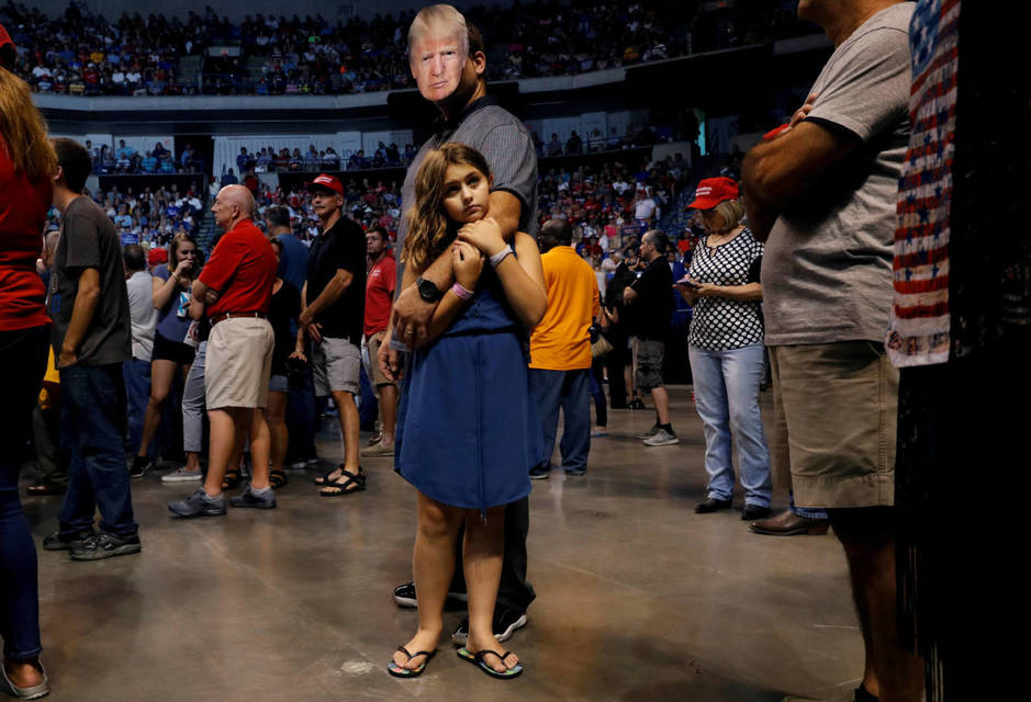 Thomas Musolino con una máscara del presidente Trump durante un acto de campaña en Wilkes-Barre, Pensilvania. (Reuters)