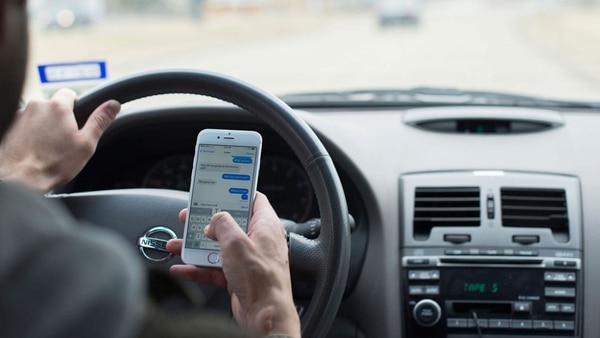 El 38,7% de los jóvenes envían mensajes de texto mientras conducen un automóvil, lo que aumenta el riesgo de sufrir un accidente