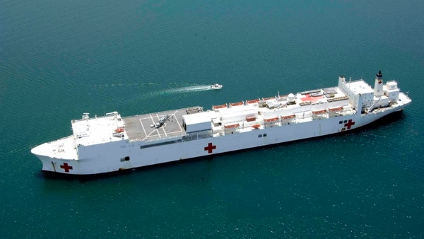 El buque hospital cuenta con una docena de salas de operación, servicios radiológicos digitales, un laboratorio y una farmacia (U.S. Navy)