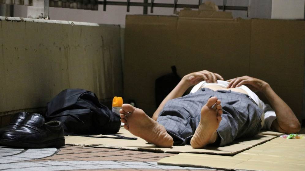 Foto: Personas sin hogar duermen en las calles del bullicioso distrito de Shinjuku, en Tokio. (EFE / Ainara Cacho)