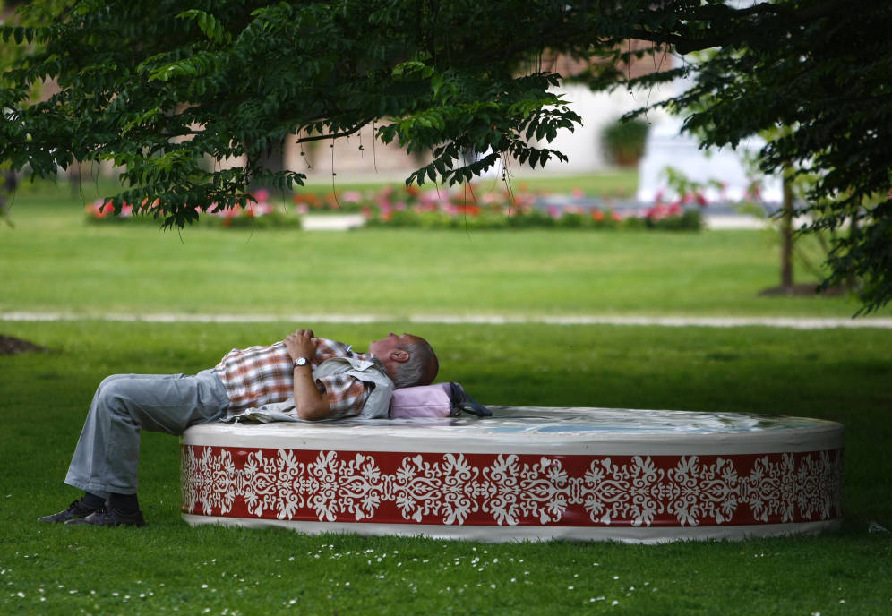 Foto: Un hombre se relaja bajo un árbol durante una visita al Bundesgartenschau, en Schwerin, Alemania. (Reuters)
