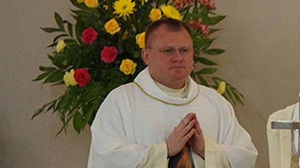 El padre Pewelec tuvo que regresar anticipadamente de sus vacaciones de verano en su Polonia natal
