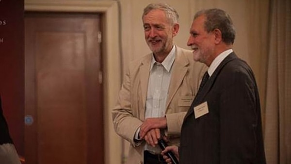 Jeremy Corbyn saluda a Azzam Tamimi