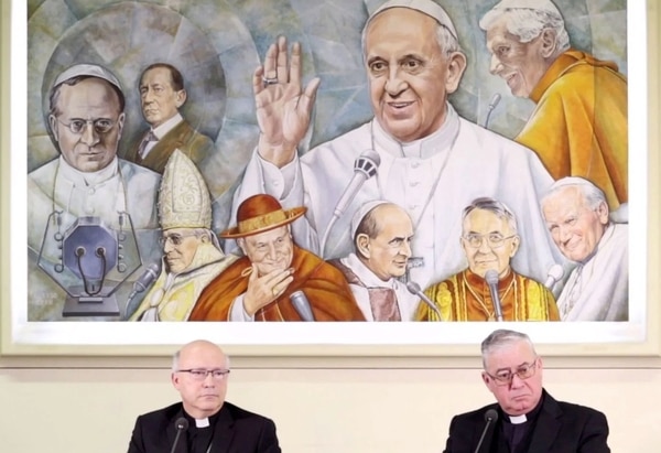 Los miembros de la Conferencia Episcopal de Chile, Luis Fernando Ramos Pérez y Juan Ignacio González, en una rueda de prensa en el Vaticano en mayo (LUCA PRIZIA / AFP / Getty Images)