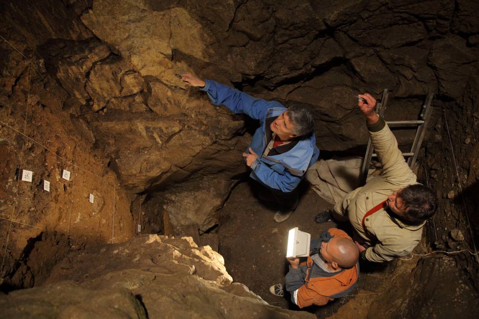 Richard Roberts, Vladimir Ulianov y Maxim Kozlikin en la cueva de Denisova donde se encontraron los restos de la joven híbrida