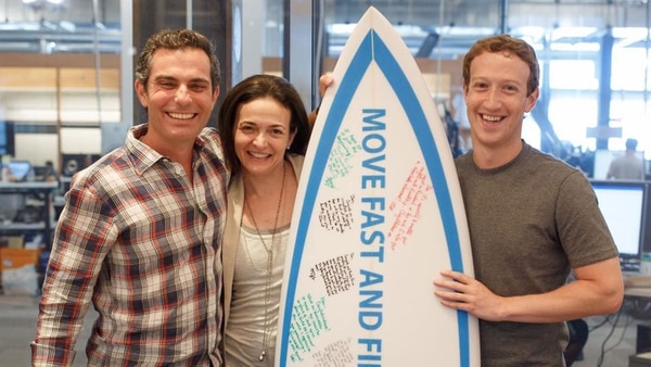 Dan Rose junto a Mark Zuckerberg y Sheryl Sandberg, directora de operaciones de Facebook
