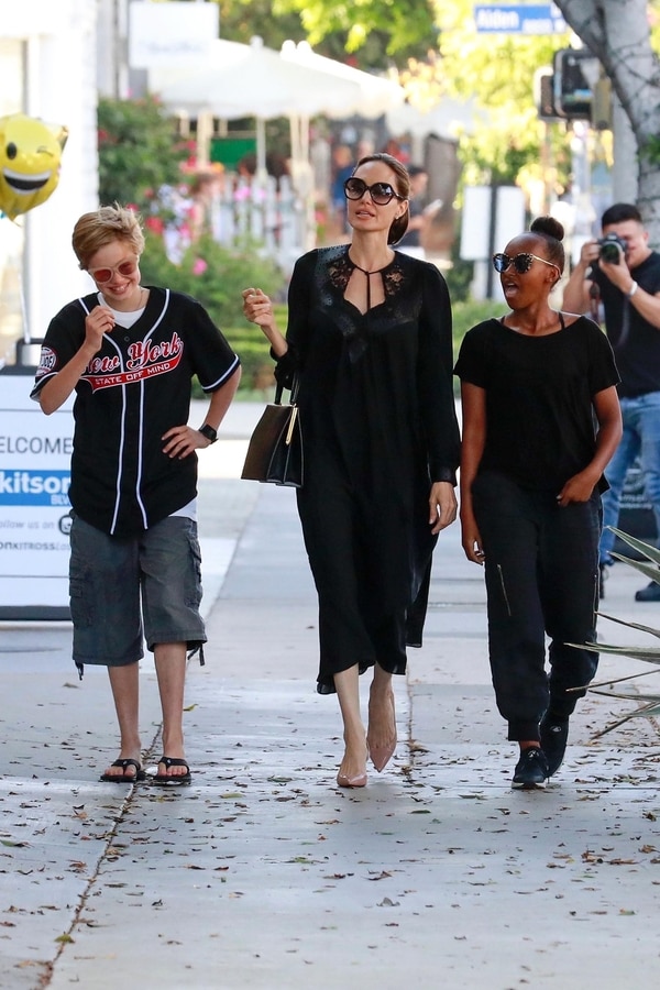 Angelina Jolie sonriente en Los Ángeles junto a Shiloh y a Sahara (Grosby)