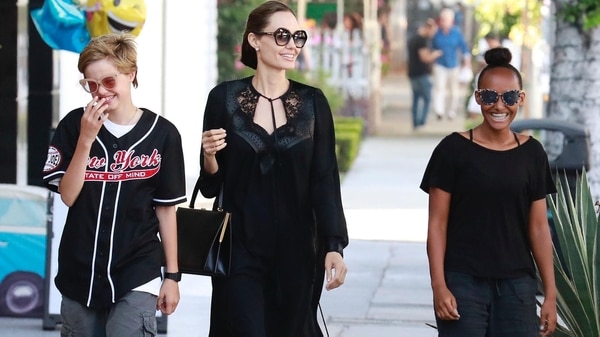 Angelina Jolie disfrutó de una tarde de compras con sus hijas mayores (Grosby)