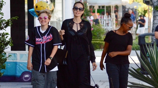 Angelina Jolie y sus dos hijas lucieron vestimenta negra y anteojos oscuros (Grosby)