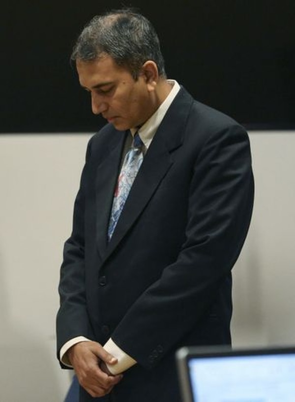 El doctor Shafeeq Sheikh esperando la decisión de los miembros del jurado (Yi-Chin Lee/Houston Chronicle via AP)