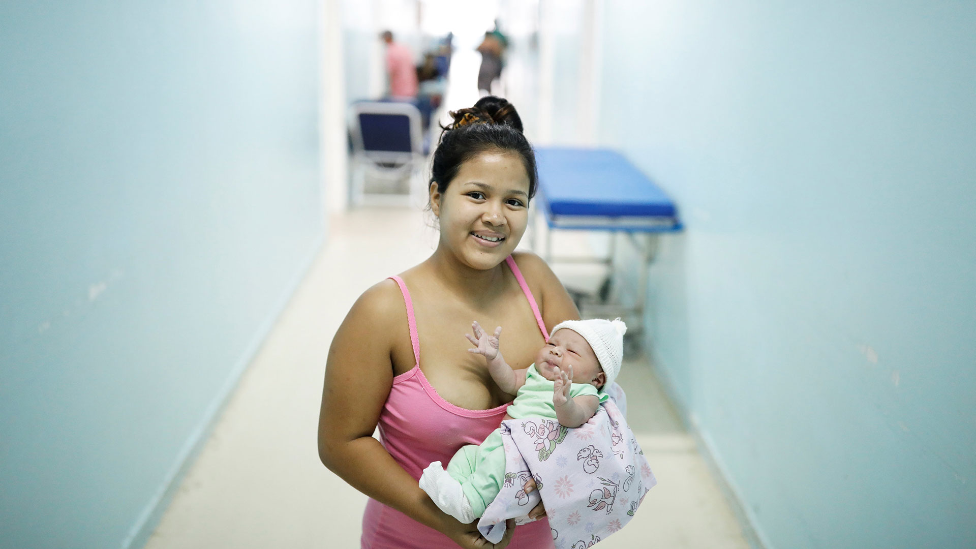 Lismaris, de 21 años, venezolana del estado de Monagas, sostiene a Cecilia, su bebé de tres días