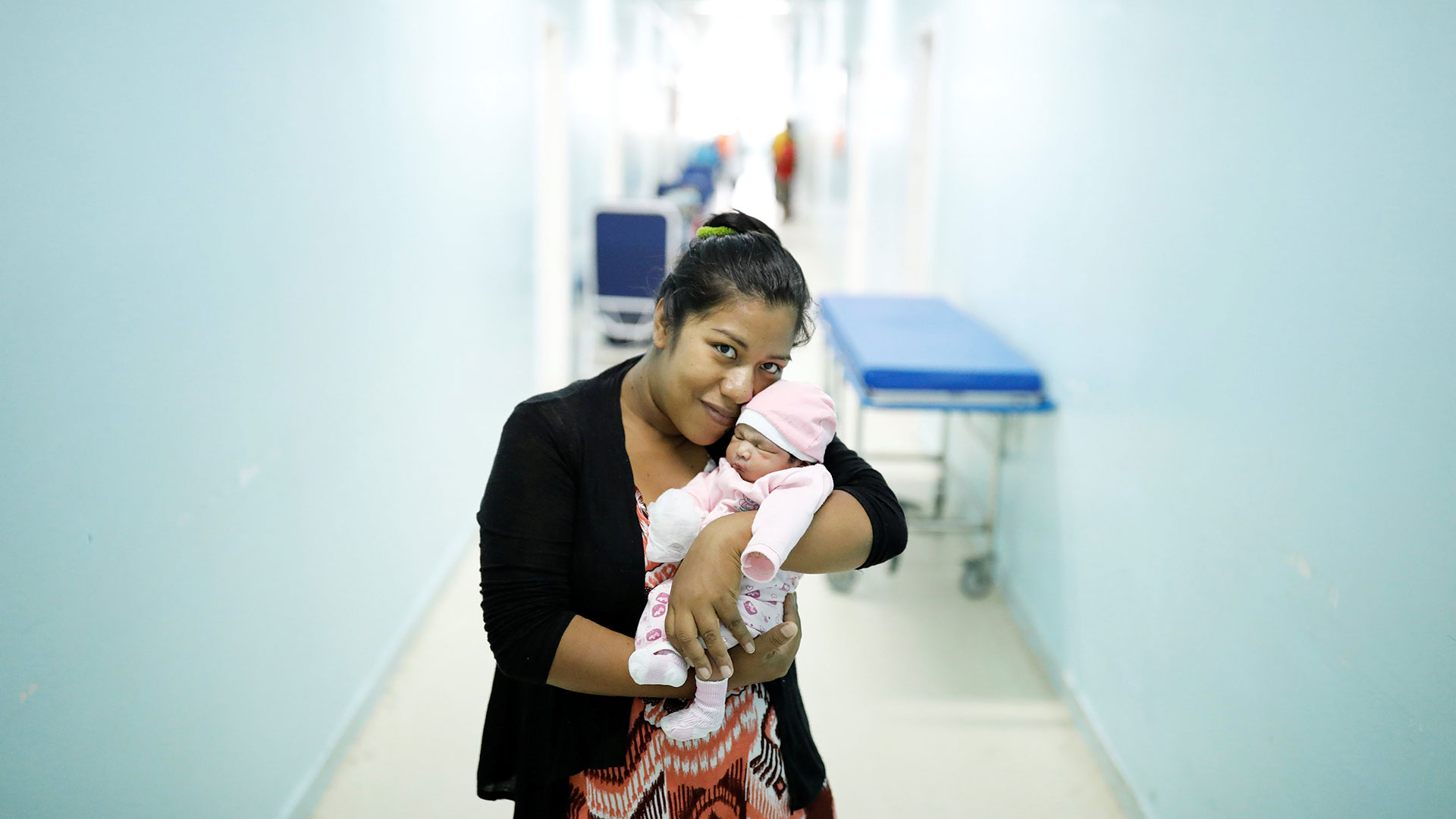 Carmen Jiménez, de 33 años, venezolana del estado de Bolívar, sostiene a Amalia, su bebé de cuatro días