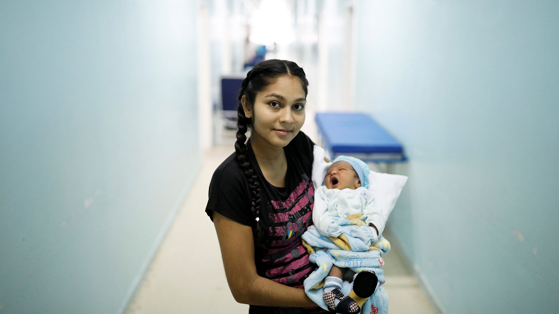 Jasmilfer, de 23 años, venezolana del estado de Monagas, sostiene a su bebé Arjunea de cinco días