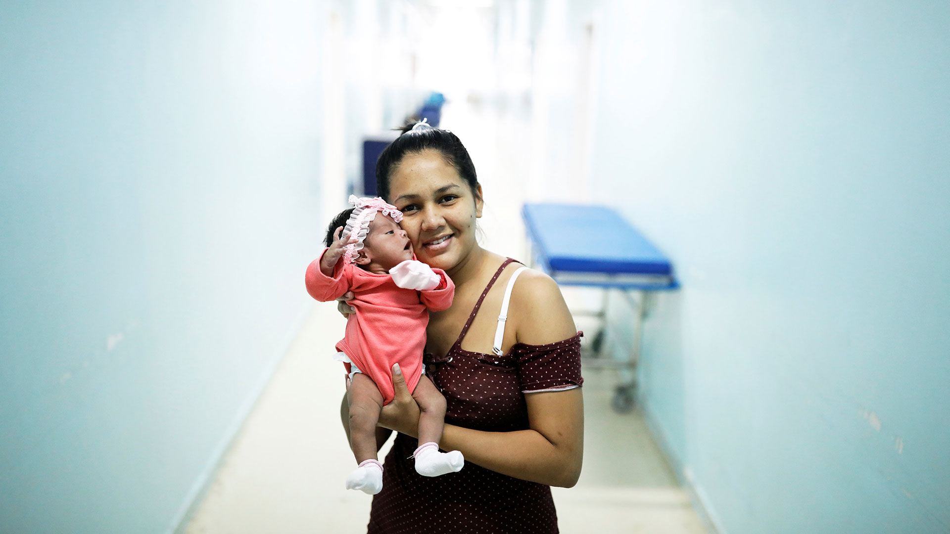 Irene, 23, una venezolana de la ciudad de Santa Elena, sostiene a su bebé Ashlei, de seis días