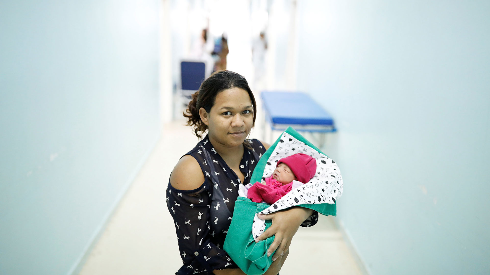 Jackeline, 24, venezolana del estado de Bolívar, sostiene a su bebé Sofía de cuatro días en una maternidad en Boa Vista, estado de Roraima, Brasil, el 21 de agosto de 2018.