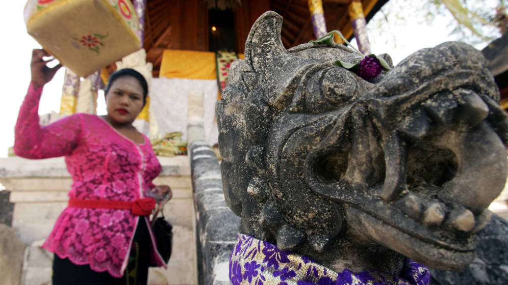 Foto: Una mujer balinesa en un templo hindú de la isla. (Reuters)
