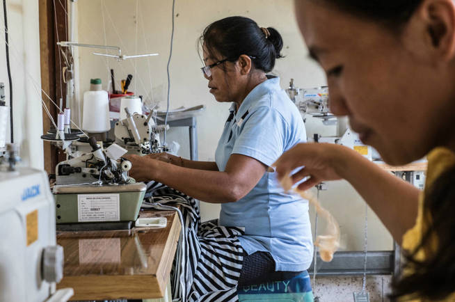 Mujeres balinesas trabajan en proyectos de costura en el centro para mujeres PKP. (A. González)