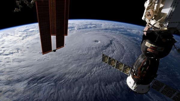 Una foto tomada de la Estación Espacial Internacional y trasladada a las redes sociales por el astronauta Ricky Arnold muestra el huracán Lane en las primeras horas de la mañana cerca de Hawaii (Cortesía @ astro_ricky / NASA / Folleto a través de REUTERS)