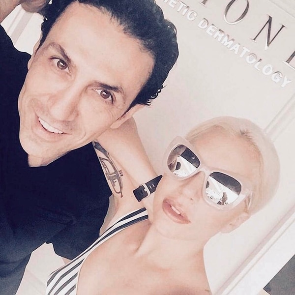 La cantante Lady Gaga no oculta en redes sociales su devoción por el especialista en estética