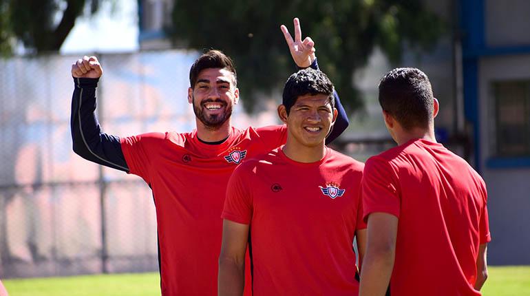 El delantero Lucas Gaúcho (izq.) junto a Yerko Vallejos, ayer en la práctica en Sacaba. | Carlos López