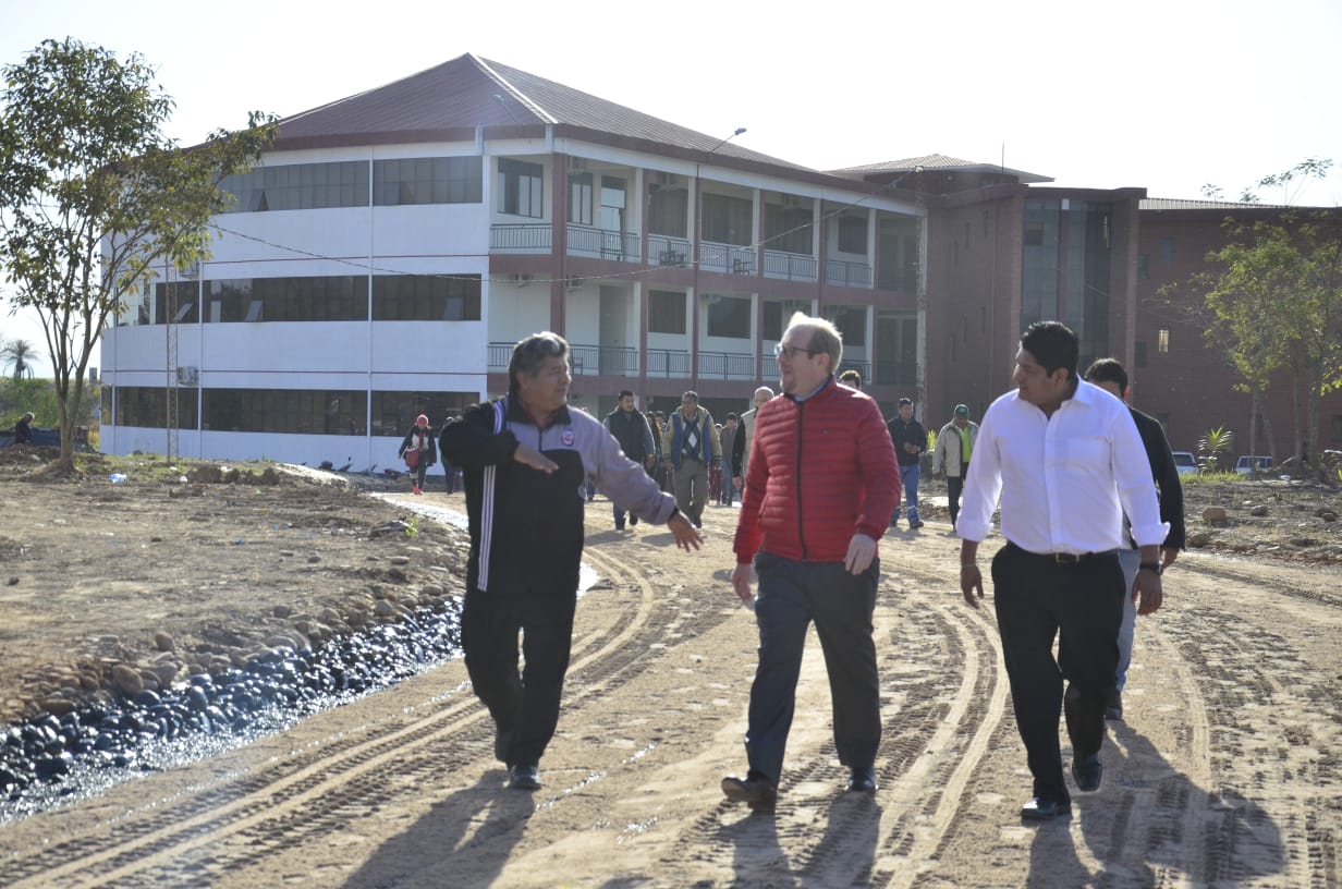 Gobernador inspecciona avance en la ampliación del campus universitario en Bermejo