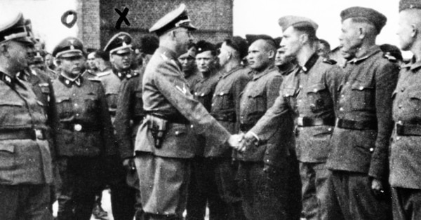 Heinrich Himmler saluda a nuevos reclutas en el campo de concentración de Trawniki en la Polonia ocupada (AP)