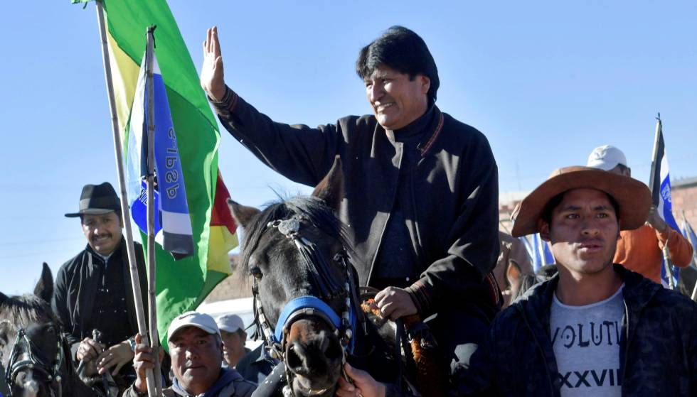 Evo Morales saluda a sus seguidores este jueves en Padcoyo (Bolivia).