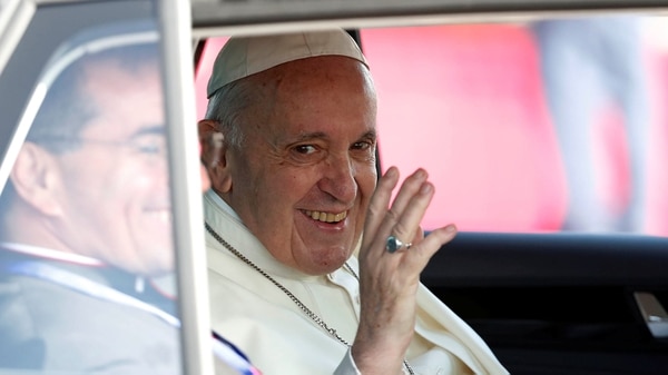 El Papa saluda a la gente en Dublín (Reuters)