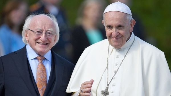 El Papa fue recibido por el mandatario Michael Higgins (Reuters)