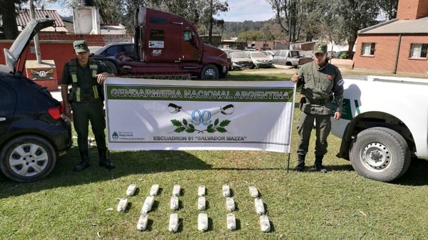 Una pareja fue detenida al ser sorprendida cuando se desplazaba en un auto cargado con más de 18kilos de cocaína por la ruta 34, a la altura de la localidad salteña de El Arenal, a unos 20 kilómetros de Rosario de la Frontera. (FOTO NA / GENDARMERÍA)