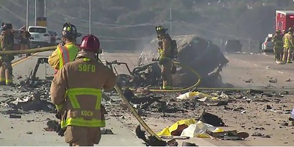 Bomberos actuando en lugar del accidente en San Diego