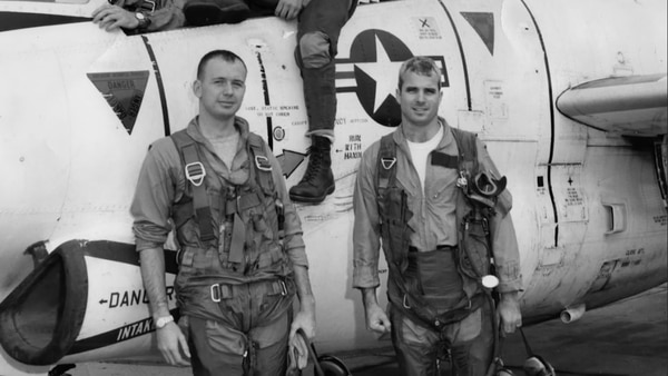 McCain (a la derecha de la foto) combatió en la guerra de Vietnam, donde estuvo en cautiverio durante cinco años y sufrió torturas