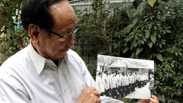 Duyet muestra una foto de prisioneros de guerra (AFP)