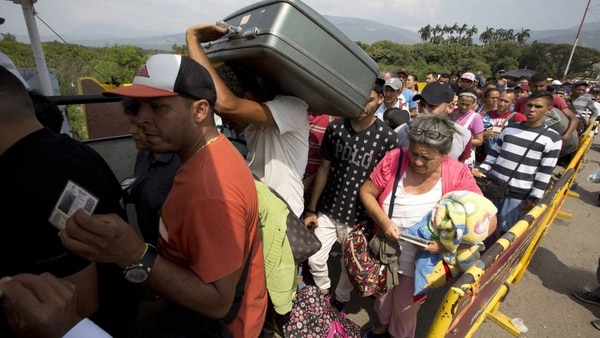 Más de 1,6 millones de venezolanos se fueron del país desde 2015 (AP)