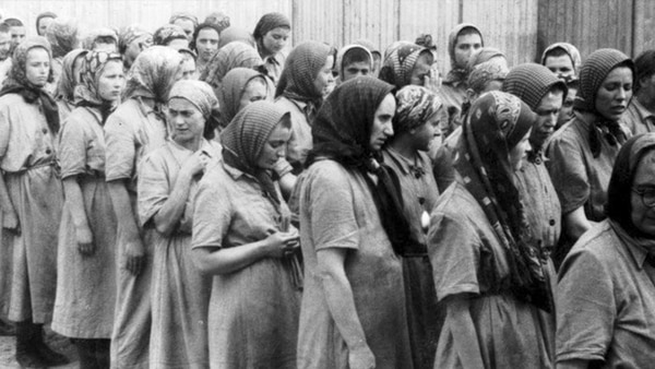 Gisella Perl trabajó como médica en condiciones imposibles: con sus manos, sin agua, en la inmundicia y la oscuridad de las barracas de Auschwitz.