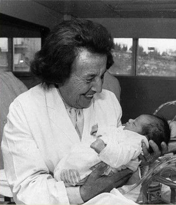 Tras sobrevivir a la Shoah, Gisella Perl se convirtió en especialista en fertilidad en el Hospital Mount Sinai de Nueva York, y ayudó a nacer a más de 3.000 bebés.