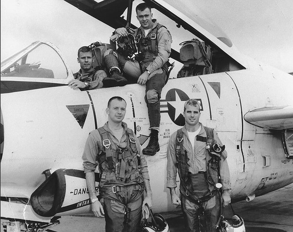 John McCain, primero a la derecha, junto a el escuadrón del que hacía parte en la Guerra de Vietnam.