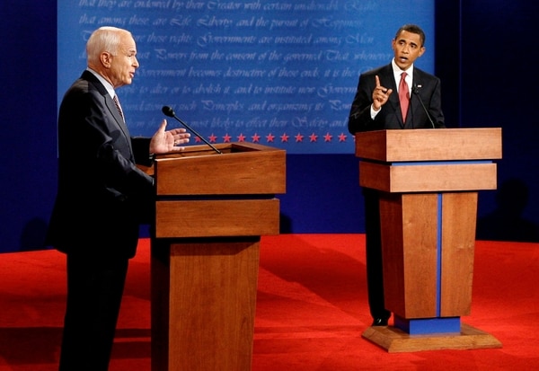 McCain durante debate presidencial con Obama en el 2008. (REUTERS/Jim Bourg/File Photo)