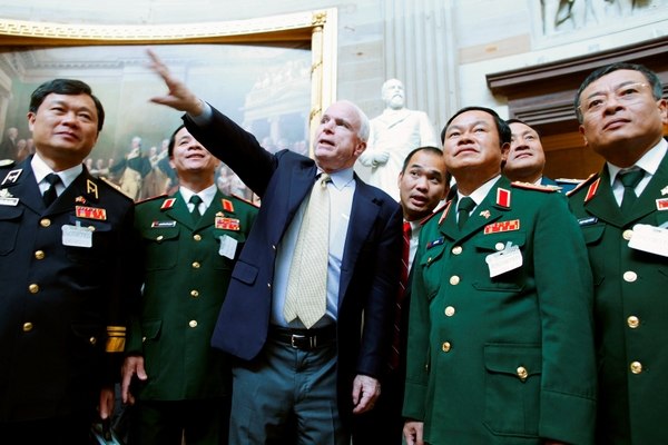 McCain le dan un tour a militares vietnamitas por el Capitolo. (REUTERS/Jonathan Ernst/File Photo)