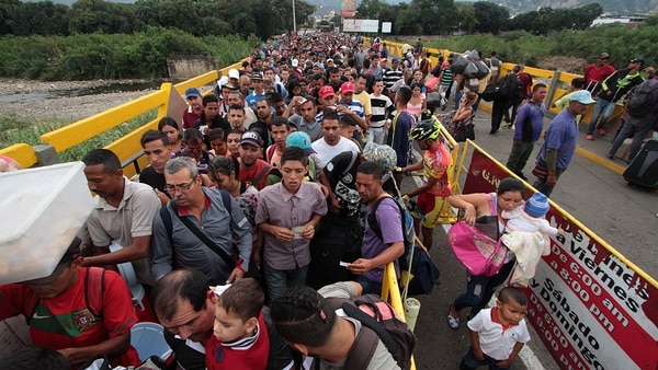 Millares de venezolanos huyen de su país a pie para cruzar la frontera con Colombia (Foto: AFP)