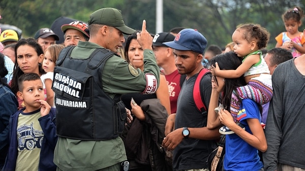 Miles de venezolanos huyen de su país por la crisis (Foto: AFP)