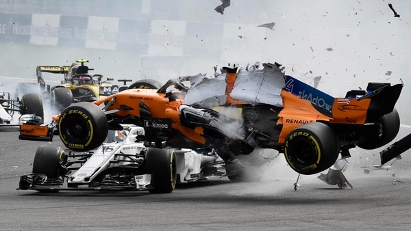 El halo de su Sauber salvó la vida de Charles Leclerc tras el accidente de Fernando Alonso (AFP)
